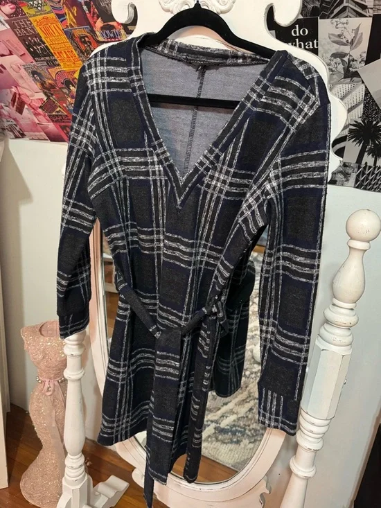 Dynamite Navy and White Plaid V-Neck Long Sleeve Dress with Belt - Picture 4 of 9